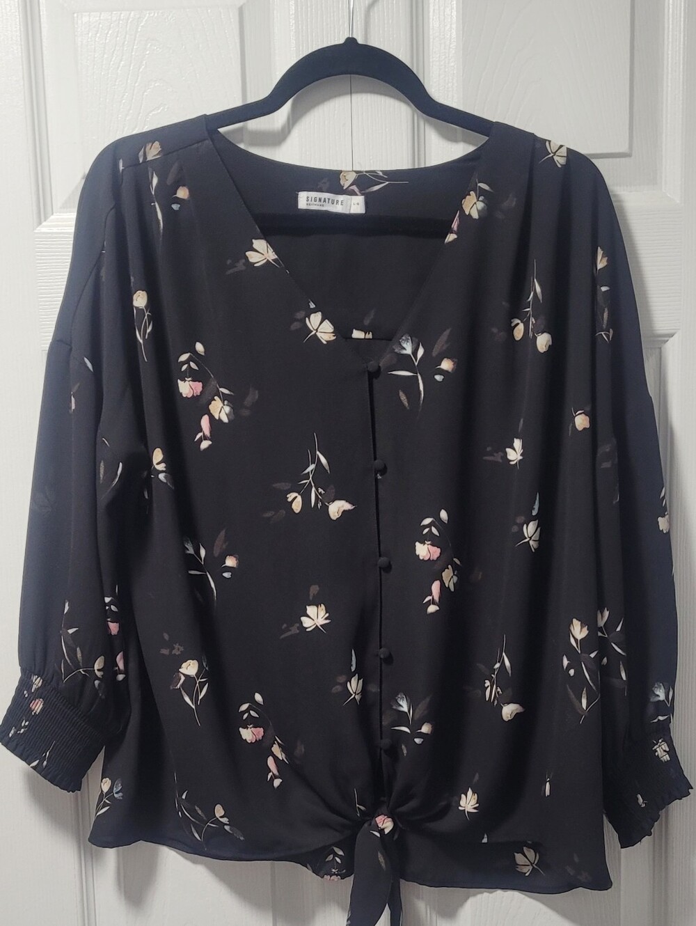 Signature by Reitmans Black Floral Button-Front Tie-Hem Blouse